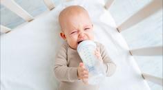 Státní zdravotní ústav varuje před samokrmícím polštářem. Dítě může zadusit