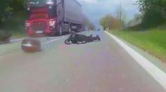 VIDEO: Srna vběhla motorkáři přímo do cesty. Z drastického videa tuhne krev