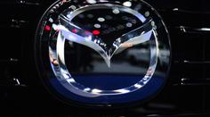 Další automobilka mění tradiční logo. Hlavně kvůli chytrým telefonům