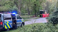 Tragická nehoda na Mělnicku. Cyklista zemřel při srážce s pracovním strojem