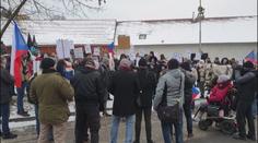 Před domem Blatného se sešli demonstranti, táhli s sebou i rakev