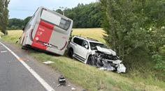 Hrozivá nehoda na Příbramsku: Autobus a osobní auto se čelně srazily
