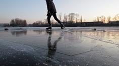 Hocha při bruslení neunesl led na rybníku, na pomoc se mu vrhli svědci!
