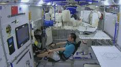 Astronauti mají ve vesmíru fitko. Takhle cvičí ve stavu beztíže