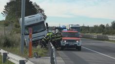 Komplikace na D1. Dálnici částečně uzavřela nehoda kamionu