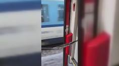 Vlak Arrivy jel s otevřenými dveřmi. Hrozilo velké nebezpečí. VIDEO