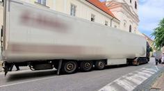 Český řidič slepě věřil navigaci. S kamionem uvázl v centru Trnavy