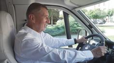 Kampaň pro prezidentské volby? Babiš objíždí celou republiku a rozdává koláčky