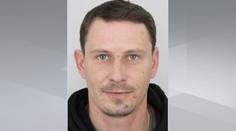 Ozbrojený muž, který měl znásilnit dívku, stále prchá. Obří pátračka pokračuje