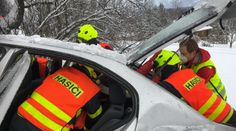 Srážka dvou aut na Novojičínsku. Zraněného musel přepravovat vrtulník