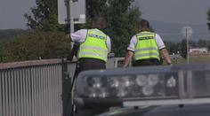 Policii došla trpělivost s řidiči kamionů. Na D8 budou každodenní kontroly
