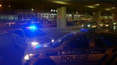 Policie vyklízí letiště v Ruzyni. Kvůli hrozbě bombou se ruší i lety