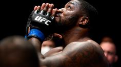 Veterán Overeem je stále ve hře o titul, Sakaiovo trápení ukončil sudí