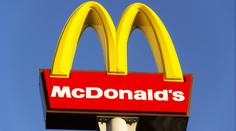 Holčička skončila po návštěvě McDonald's v nemocnici. Případ řeší policie
