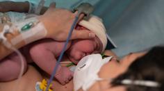 Žena se rozhodla cizímu páru odnosit dítě, omylem jim dala vlastního syna