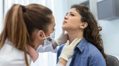 Únava, suchá kůže i zimomřivost. Desítky tisíc lidí ignorují příznaky zákeřné nemoci