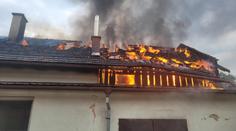 V Praze bouchaly při požáru plynové lahve, na Moravě shořela střecha za milion