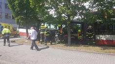 Autobus po srážce s auty naboural do budovy úřadu! 5 zraněných