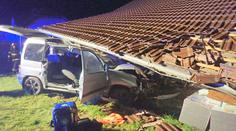 Osobní auto nabouralo do přístřešku rodinného domu! Čtyři zranění