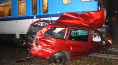 Uvízla na přejezdu, auto smetl vlak. Co máte v takové situaci dělat?