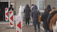 Vláda projedná zkrácení karantény. Omikron jinak prý ochromí ekonomiku