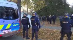 Chuligáni se bili v Opavě s policií: 26 zadržených i fanoušek na hřišti