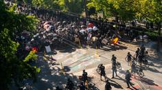 Protesty v USA sílí! Demontranty strkali vyzbrojení policisté do neoznačených aut