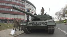 VIDEO: Nejmodernější armádní tank poprvé v Praze. Zaparkoval si to před Edenem