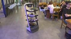 Roboti nahrazují obsluhu, budou číšníci bez práce?
