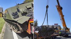 Tank po nehodě na Kutnohorsku spadl z přívěsu, naložil ho jeřáb