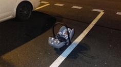 Rodiče zapomněli miminko na parkovišti. Přijeli pro něj strážníci