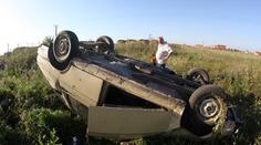 Auto skončilo na střeše. Objízdná trasa na Tábor byla uzavřená