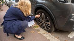 Prázdné pneumatiky a drsný vzkaz za stěračem. Brno je zase jednou světové