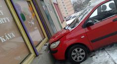 Nezvládla řízení a "zaparkovala" hyundai ve výloze obchodu