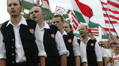 Neonacisté mašírovali Budapeští. Slavili válku, haněli Romy