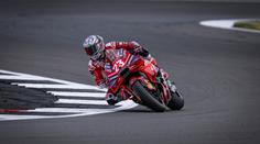 Bastianini poprvé ovládl sprint MotoGP. Lídr šampionátu měl na Silverstonu pád