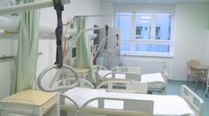 Omezení operací i uzavření oddělení. Nemocnice řekly, co všechno se utlumí