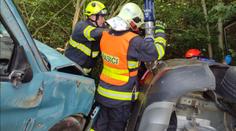 Auto s přívěsem skončilo na boku. Tři zranění, jednoho museli vyprostit hasiči