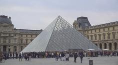 Muzeum Louvre je po loupeži stále zavřené. Selhali jsme, přiznal ministr