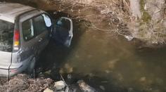 Řítící se auto skončilo v potoce. Jeli v něm čtyři muži, nikdo prý ale neřídil!