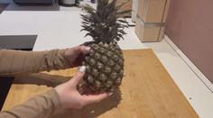 VIDEO: Ukážeme vám, jak si připravit ananas k jídlu bez použití nože