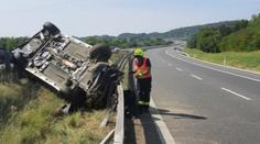 Na D35 vyletělo auto za svodidla. Dálnici bylo nutné uzavřít