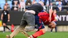 Záběr jako z MMA. Fanoušek Göteborgu vběhl na hřiště a zaútočil na hráče