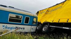 Na Prostějovsku se srazil vlak s kamionem. Vagón vykolejil, několik zraněných