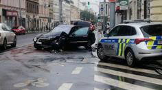 Opilý řidič usnul a blokoval provoz. Poté naboural do tramvaje i do policejního auta