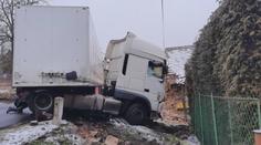 Kamion zdemoloval rodině dům. Starosta přišel s řešením, jak jim pomoci