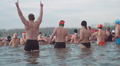 V Bohumíně se na Nový rok koupala stovka otužilců. Akci ohrozily splašky