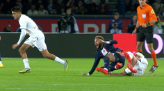 Brutální faul na Neymara. Brazilská hvězda jen zázrakem vyvázla bez zranění