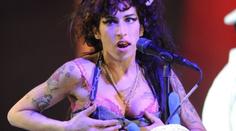 Amy Winehouse surově zbila fanynku. Půjde do vězení?