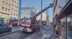 Kriminálka řeší požár v Praze. Museli evakuovat 16 lidí. Dům možná někdo zapálil